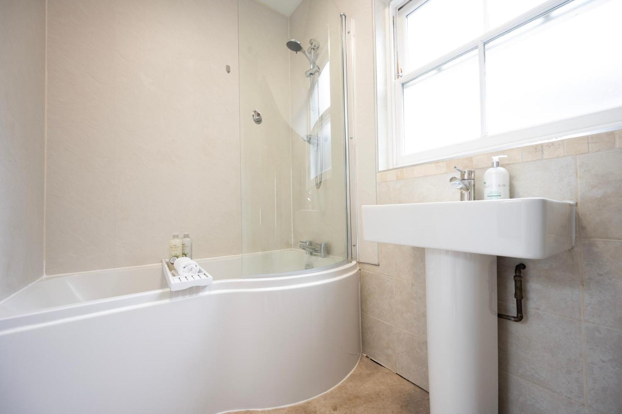 3-Bedroom Charming Central House แคนเทอร์เบอรี ภายนอก รูปภาพ